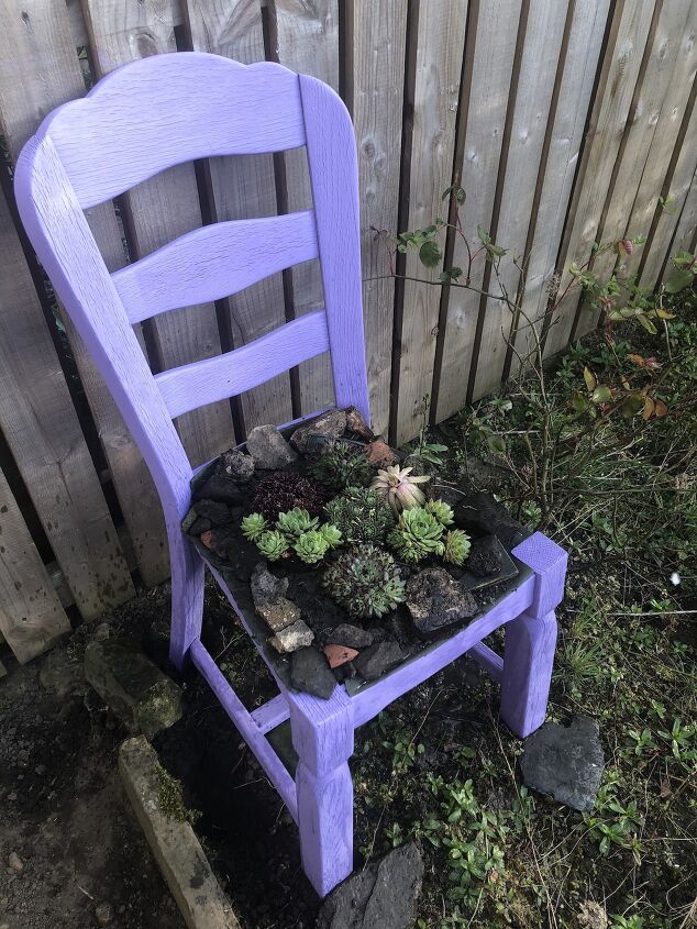 15 ideas nicas de decoracin de exteriores que harn sonrer a tus vecinos, Jardinera de silla con suculentas DIY