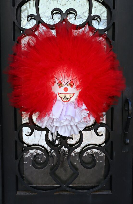 11 decoraes de halloween baratas para impressionar seus vizinhos, Guirlanda de Palha o Assustador