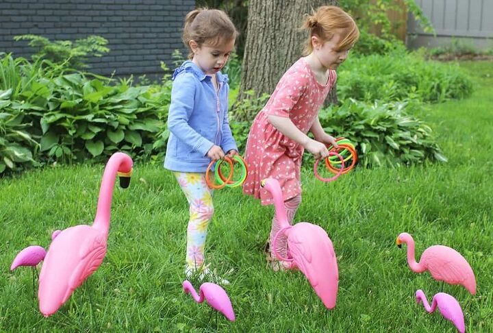 13 divertidos bricolajes que mantendrn a los nios activos durante las vacaciones de, C mo hacer un juego de patio DIY Flamingo Ring Toss