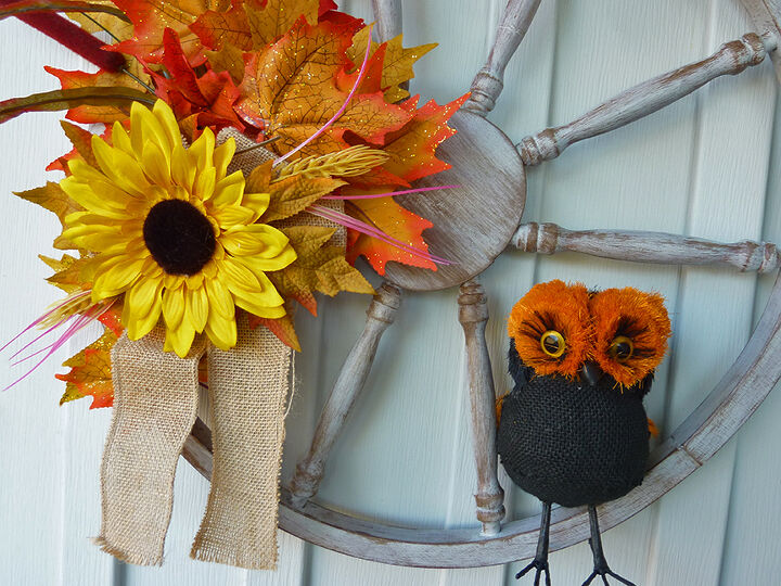 12 lindas idias de guirlanda de porta de outono, Coroa de flores de uma velha roda de madeira