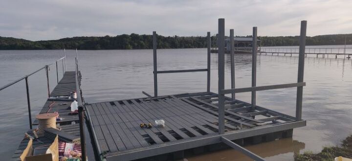 construo de doca na margem do lago