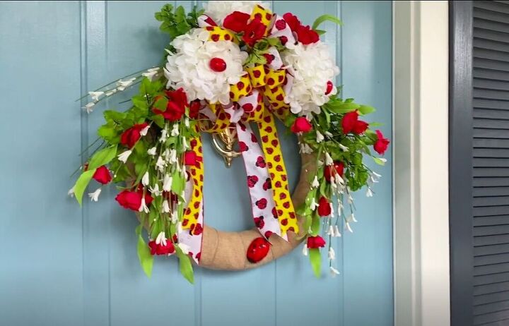 17 de nuestras ideas favoritas para las puertas de verano, Alegra tu puerta de entrada con esta corona de mariquitas DIY
