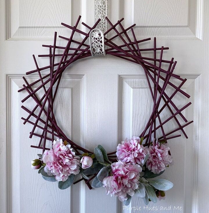17 das nossas ideias de portas de vero favoritas, Coroa de desenho geom trico com tubos de jornal