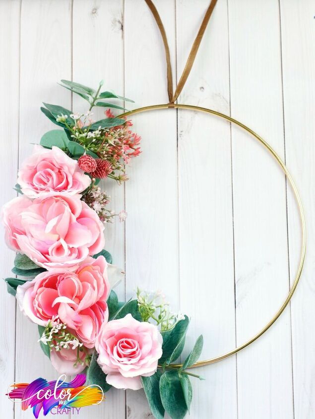 17 das nossas ideias de portas de vero favoritas, Como fazer uma coroa de flores com um aro