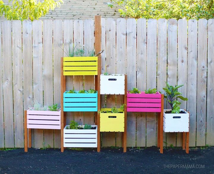 10 coisas super elegantes que voc pode fazer com caixas de madeira simples, Jardim vertical arco ris fa a voc mesmo