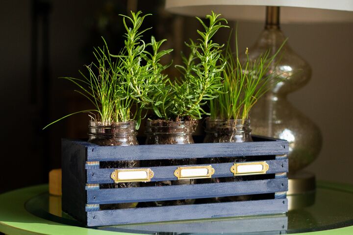 10 coisas super elegantes que voc pode fazer com caixas de madeira simples, Plantador de ervas de pote de pedreiro fa a voc mesmo