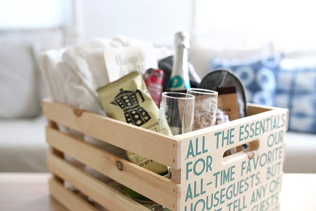 10 cosas sper elegantes que puedes hacer con cajas de madera sencillas, Caja de bienvenida para la habitaci n de invitados