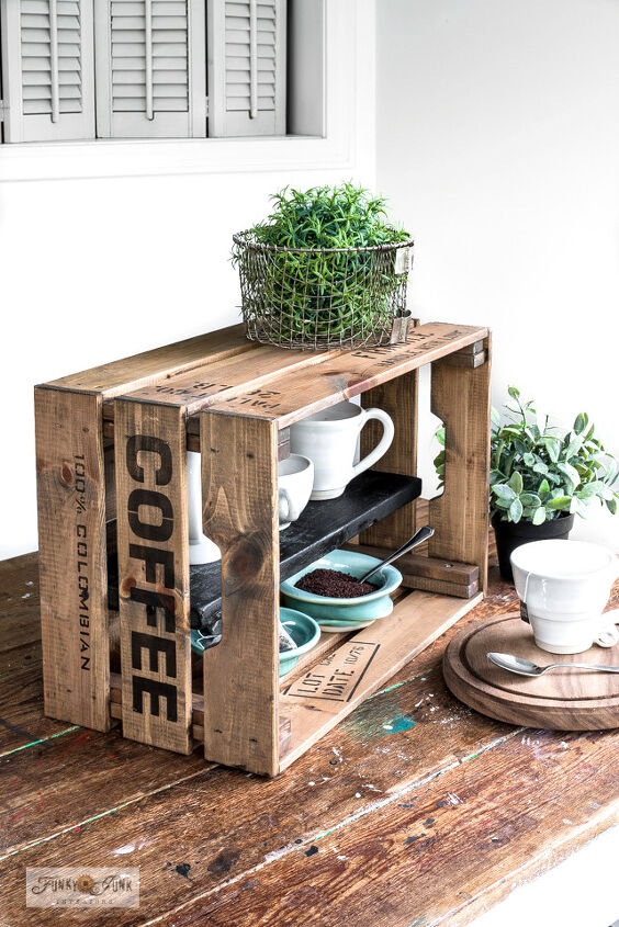 10 cosas sper elegantes que puedes hacer con cajas de madera sencillas, Duplica el espacio de la encimera de la cocina con esta sencilla estaci n de caf de caj n
