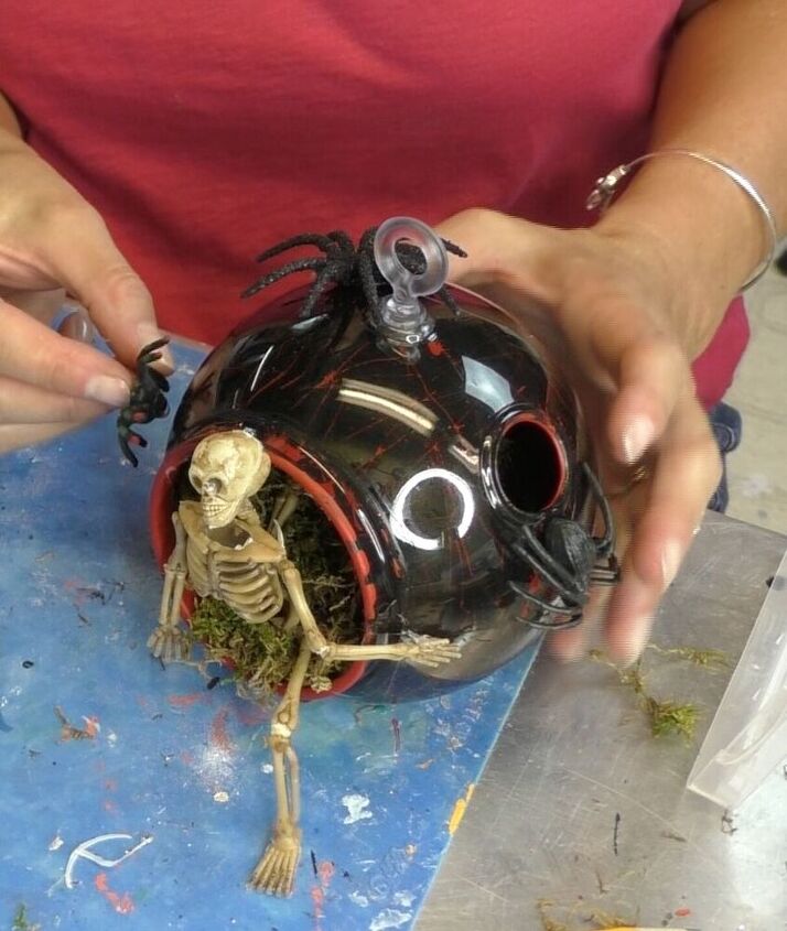 decoracin de esqueleto de halloween en una tienda de dlar por menos de 5