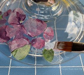 decoupage de flores de guardanapo em um recipiente de vidro