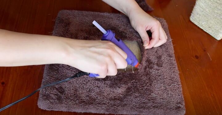 crea un rbol para gatos con artculos reciclados, Pegue la alfombra