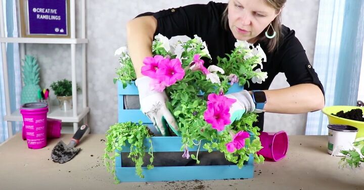 monta una jardinera escalonada con slo unas cajas, A ade las plantas