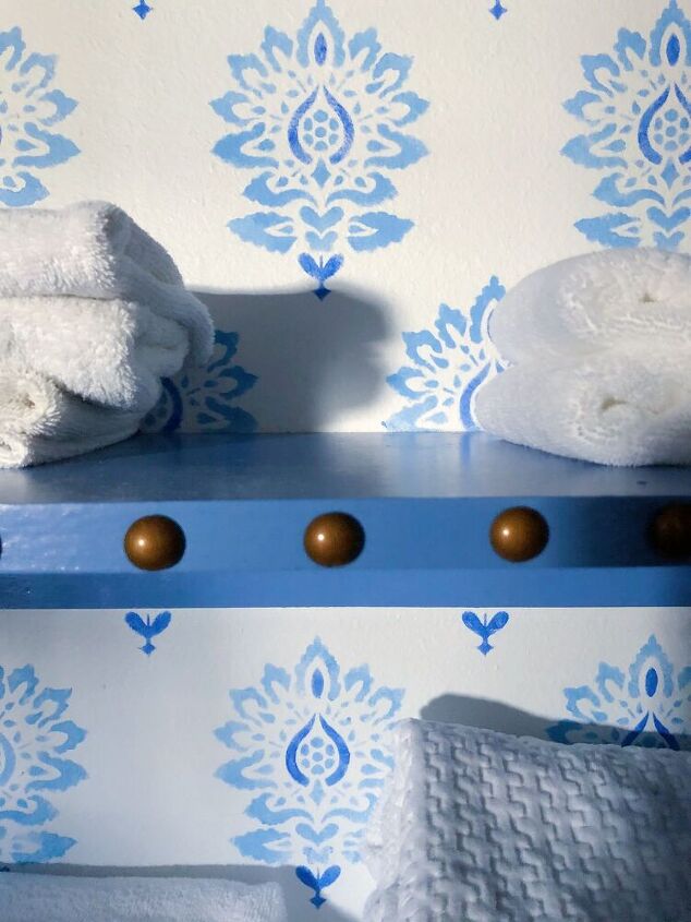 16 cambios de armario que harn que quieras vaciar tus armarios, Cambio de imagen del armario de lino azul y blanco