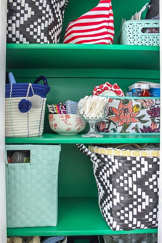 16 cambios de armario que harn que quieras vaciar tus armarios, Cambio de imagen del armario de la sala verde esmeralda