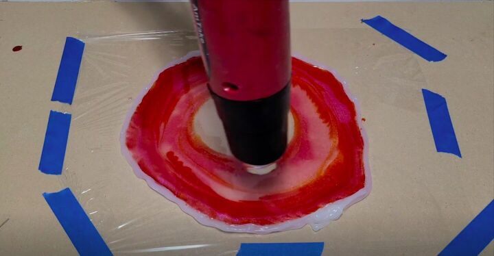 aprende a crear un cuenco hecho completamente de resina, Golpear con el calor