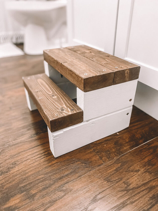 10 beautiful things you can make using scrap pieces of wood, A Step Stool