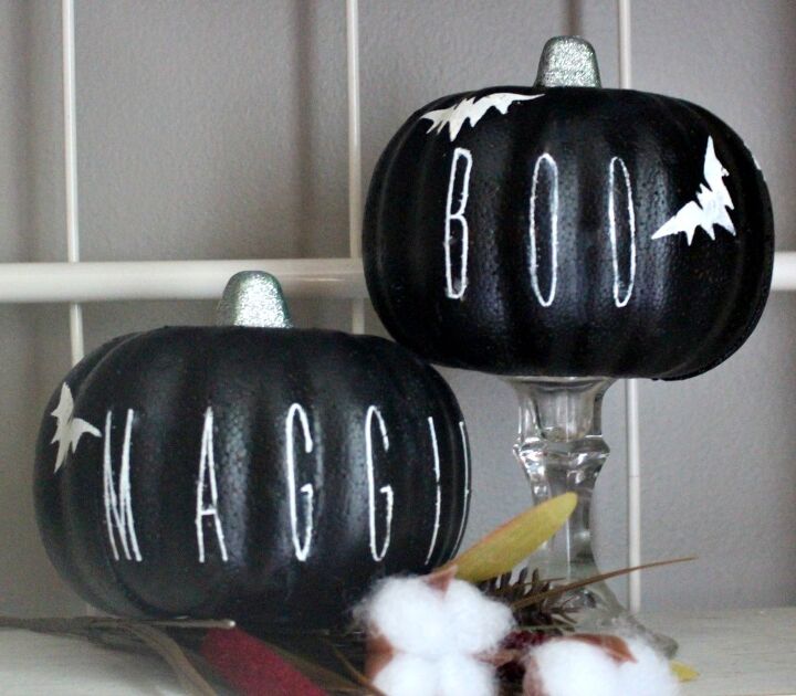10 maneras de mejorar las calabazas baratas para la decoracin de otoo, Calabaza de Halloween con pizarra de la tienda del d lar