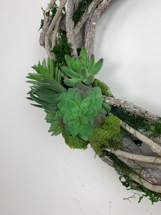 13 nuevas y caprichosas formas de decorar con plantas, Guirnalda de suculentas del bosque