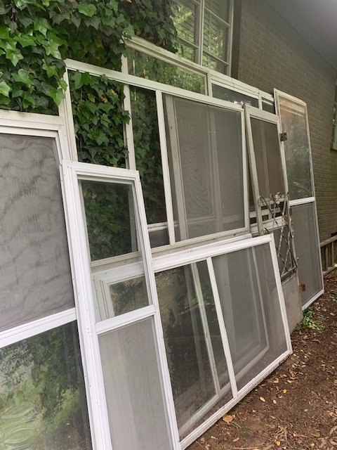 las ventanas recicladas hacen una casa verde creativa
