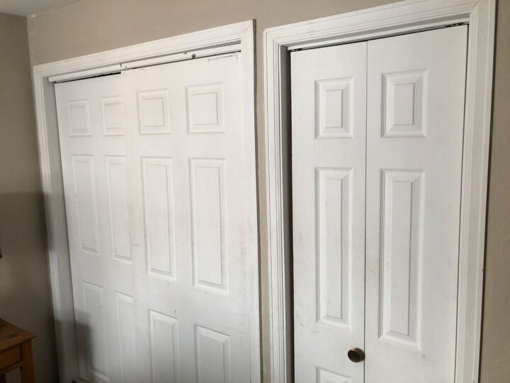 pasos sencillos para hacer que una habitacion destaque con la pintura, Blanco liso y las puertas del armario