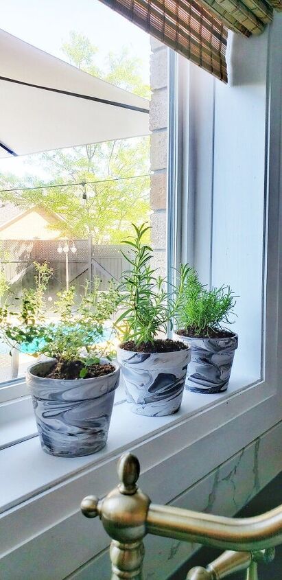 13 coisas bonitas que voc pode fazer usando itens da loja do dlar, Sem jardim sem preocupa es como fazer vasos de ervas internos