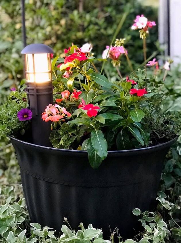 11 maneiras bonitas e criativas de iluminar o jardim com luzes solares, Reforma r pida e f cil de um vaso de flores