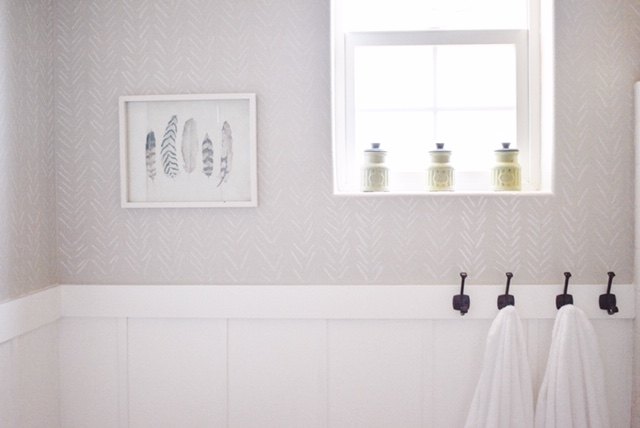 14 ways to get a gorgeous bathroom in only three hours, Fake the look of wallpaper with a white Sharpie