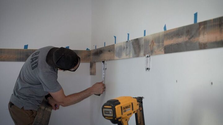 instalando una pared de madera recuperada en mi taller
