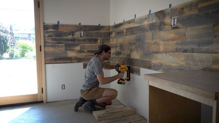 instalando uma parede de madeira recuperada na minha oficina