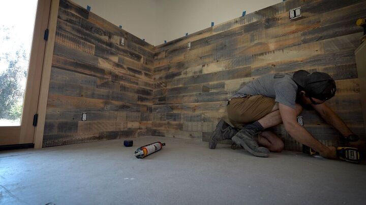 instalando una pared de madera recuperada en mi taller