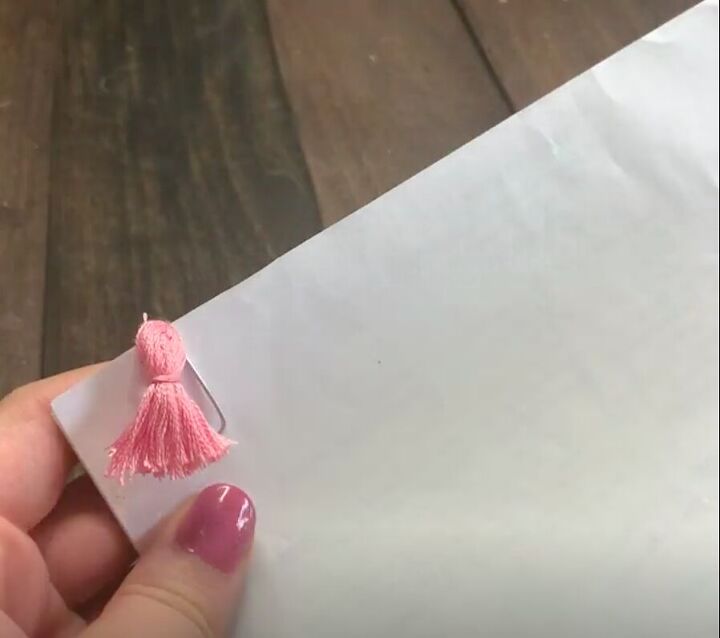 9 formas bonitas de personalizar material escolar barato, Clip de papel con borla