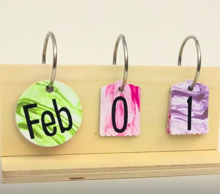 9 formas bonitas de personalizar material escolar barato, Calendario de sobremesa
