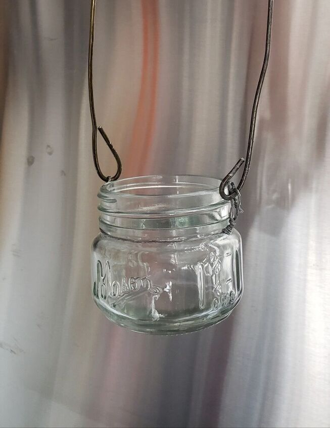 mason jar ambientador repelente de mosquitos, Anexar ganchos de cabide ao fio