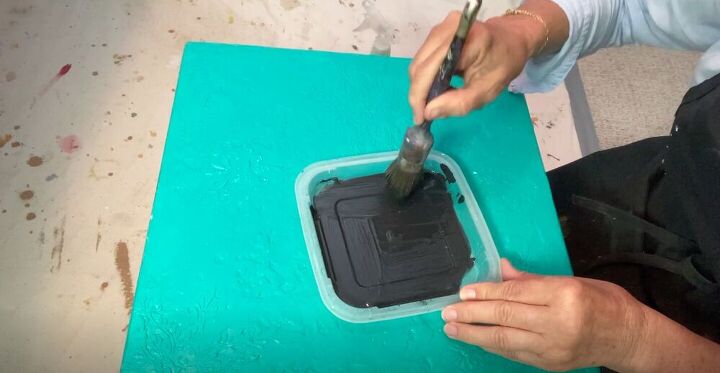 haz una brillante y colorida mesa auxiliar marroqu para tu casa, Mezclar la pintura y el agua