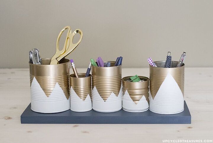 17 maneras brillantes en que los artesanos mantienen sus cuartos de manualidades, Organizador de escritorio reciclado con latas de conserva