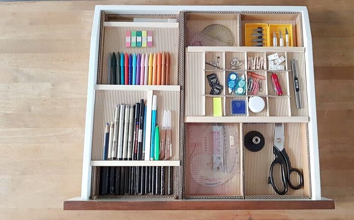 17 maneras brillantes en que los artesanos mantienen sus cuartos de manualidades, Organizador de cajones de escritorio con bandejas deslizantes a partir de una caja de cart n