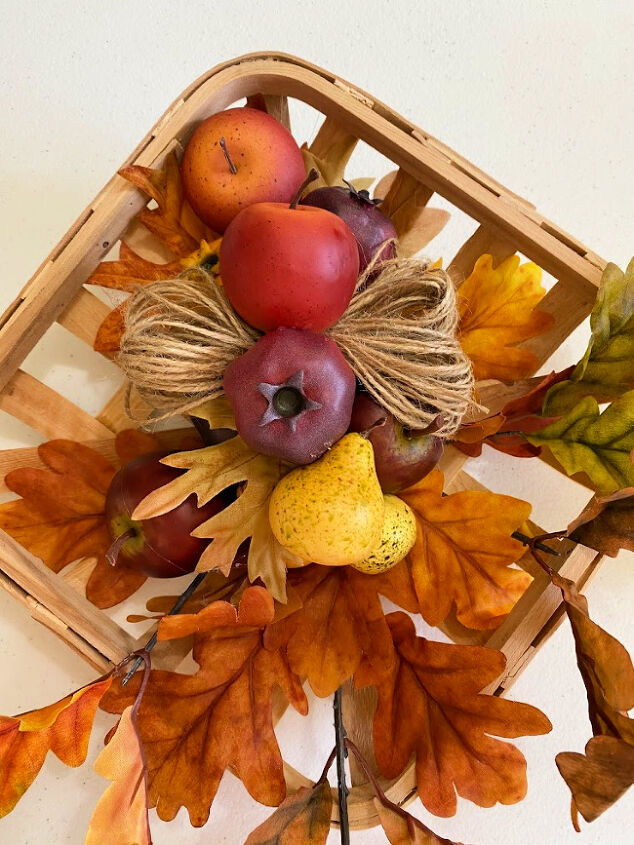 comece a planejar sua varanda de outono mais bonita com essas 17 ideias, Decora o de outono f cil com uma cesta de tabaco para sua casa