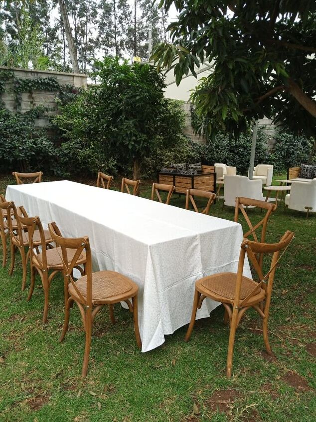 arranjo de mesa de jardim de vero, A mesa com a toalha