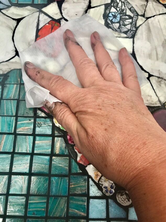 como usar sua velha loua quebrada para fazer uma mesa de mosaico nica, Limpe o rejunte do azulejo