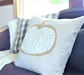 15 maneras de convertir tu ropa vieja en una impresionante decoracin, Almohada de lino arpillera y calabaza tejida por cable