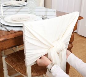 15 maneras de convertir tu ropa vieja en una impresionante decoracin, Una forma sencilla de atar una bufanda en el respaldo de una silla