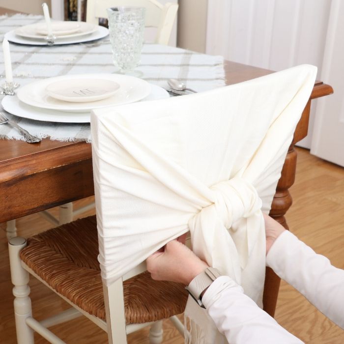 s 15 maneras de convertir tu ropa vieja en una impresionante decoracion, Una forma sencilla de atar una bufanda en el respaldo de una silla