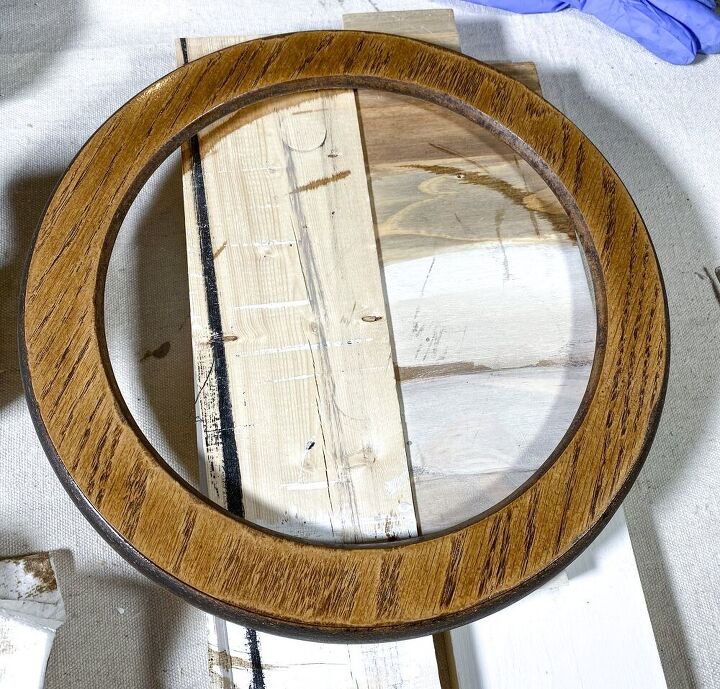 suporte de madeira com um relgio de vinil diy em cima da mesa