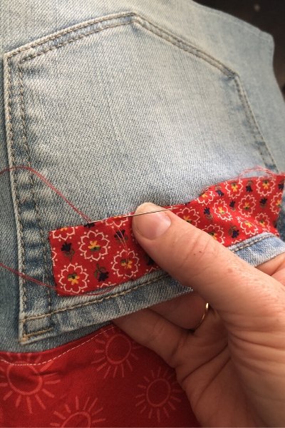 how to make a bedside pocket organizer from old jeans