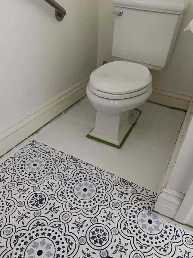 estncil um piso de cermica no banheiro