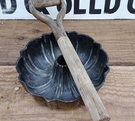 She sticks a shovel handle through a bundt cake pan for this outdoor accent