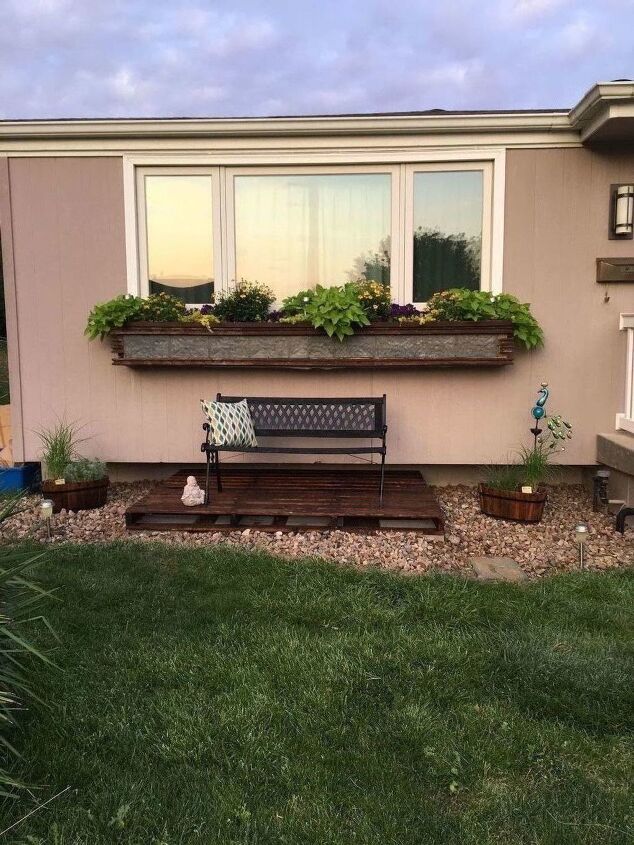 13 mejoras en las ventanas que aumentarn su atractivo en la acera, Paletas y madera vieja Traer nueva vida a un lugar aburrido en el patio