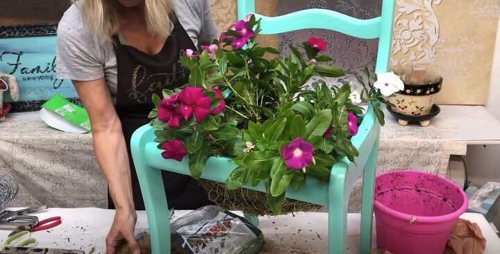 transforme uma cadeira velha em um vaso novo e brilhante, adicionar uma planta