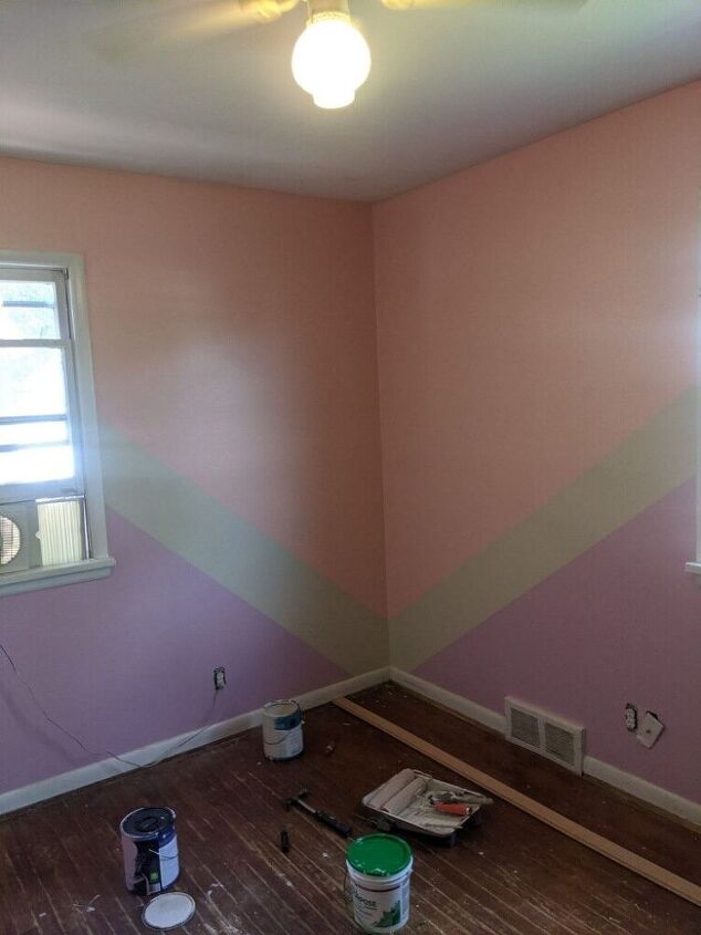 quarto pintado em tons pastel, paredes coloridas