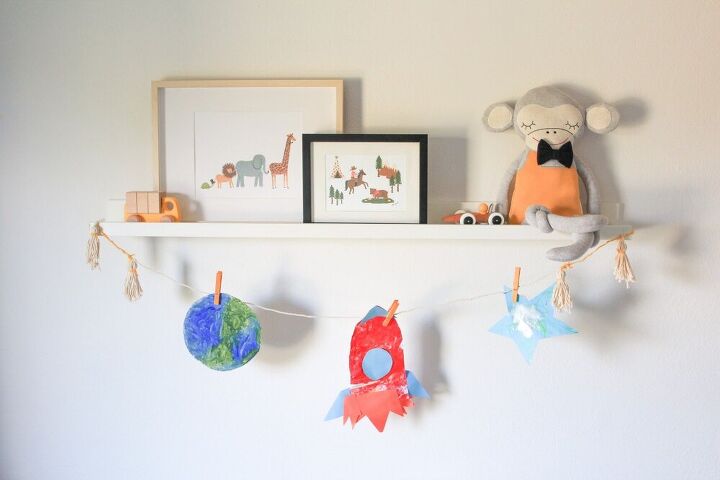 s 28 easy organizing ideas to keep you sane throughout the school year, Art Garland Clothespin Picture Holder